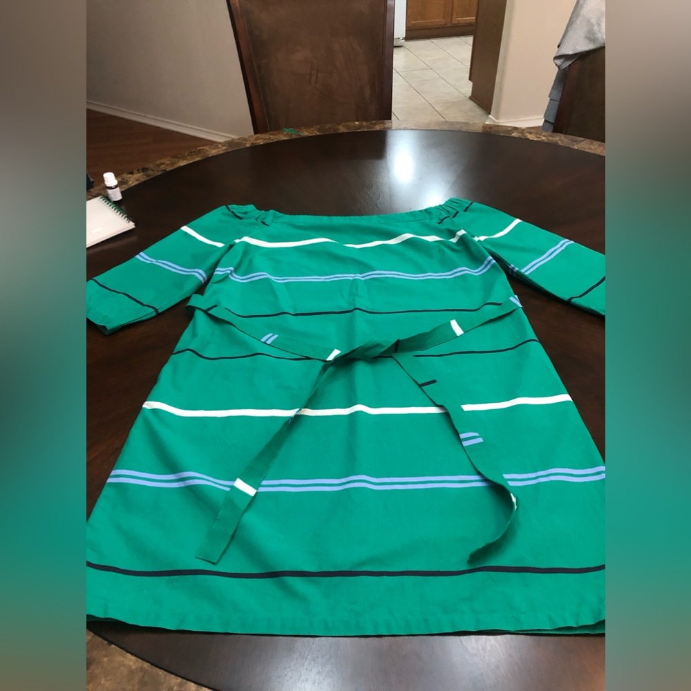 Ann Taylor Dress with pockets Green  Size 4 Self-tyning belt